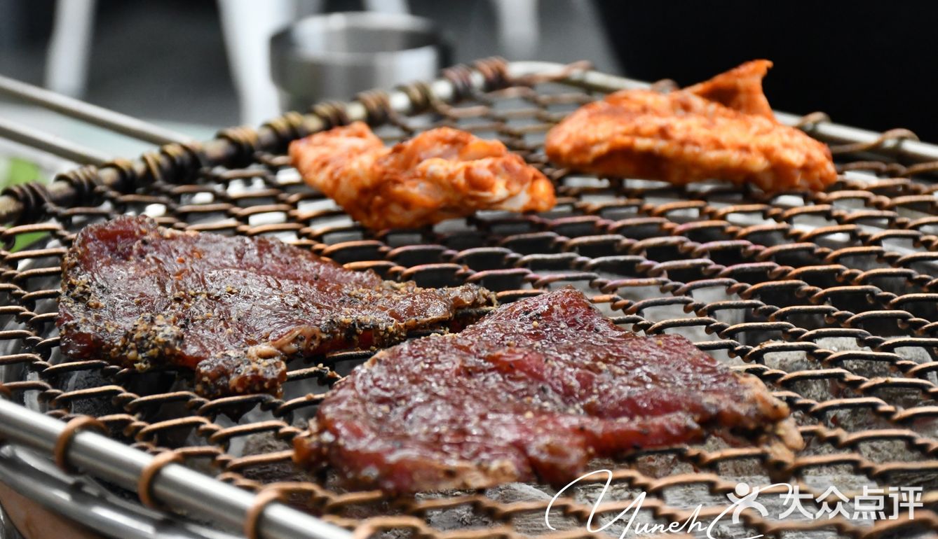 网红炭火烤肉店