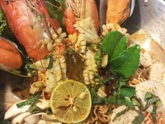 -席娜卡琳火车铁道夜市