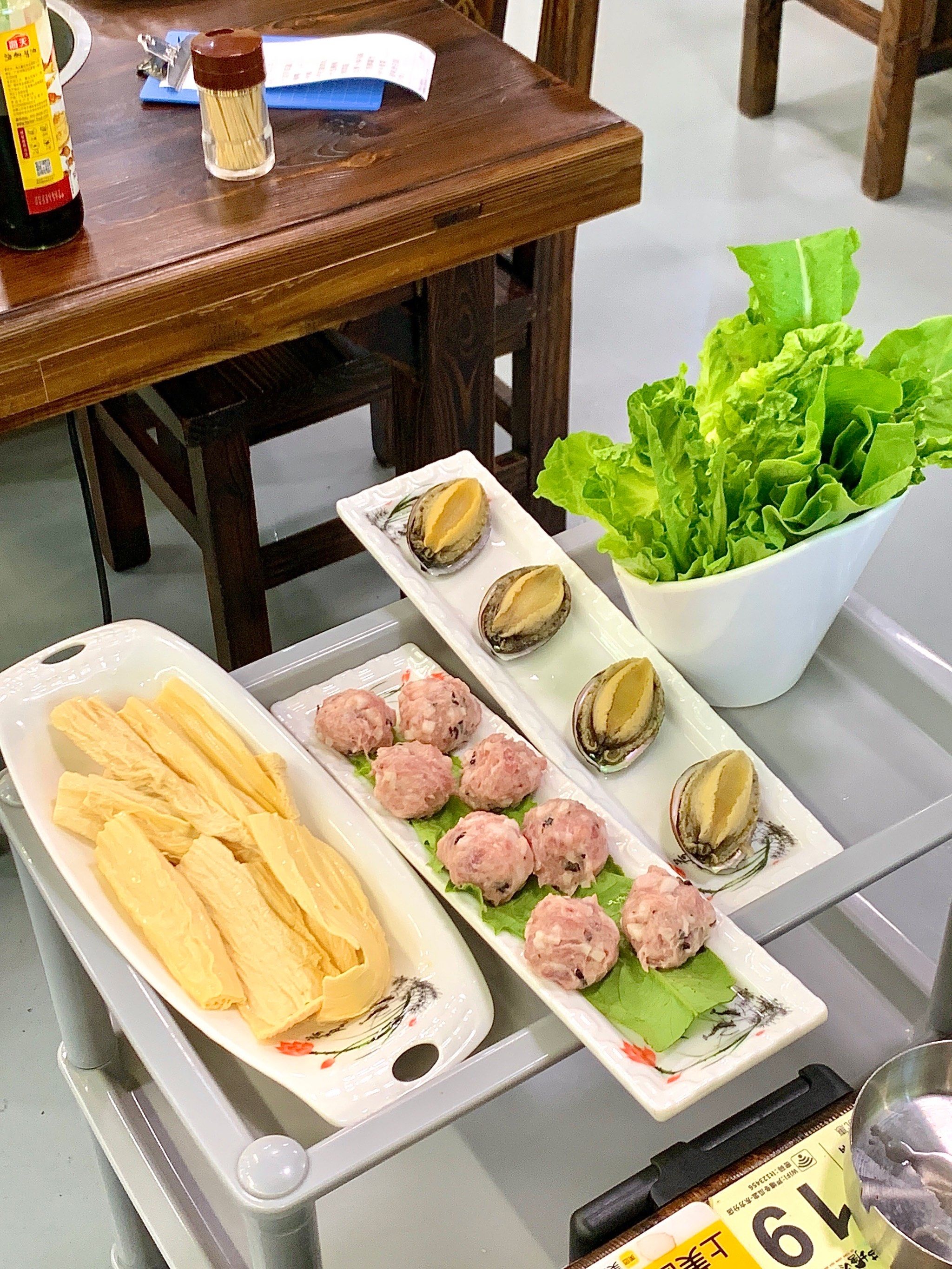 n
份量四个人吃都足够,冬瓜中里有水鸭,有乳鸽,有猪肉丸和鲍鱼