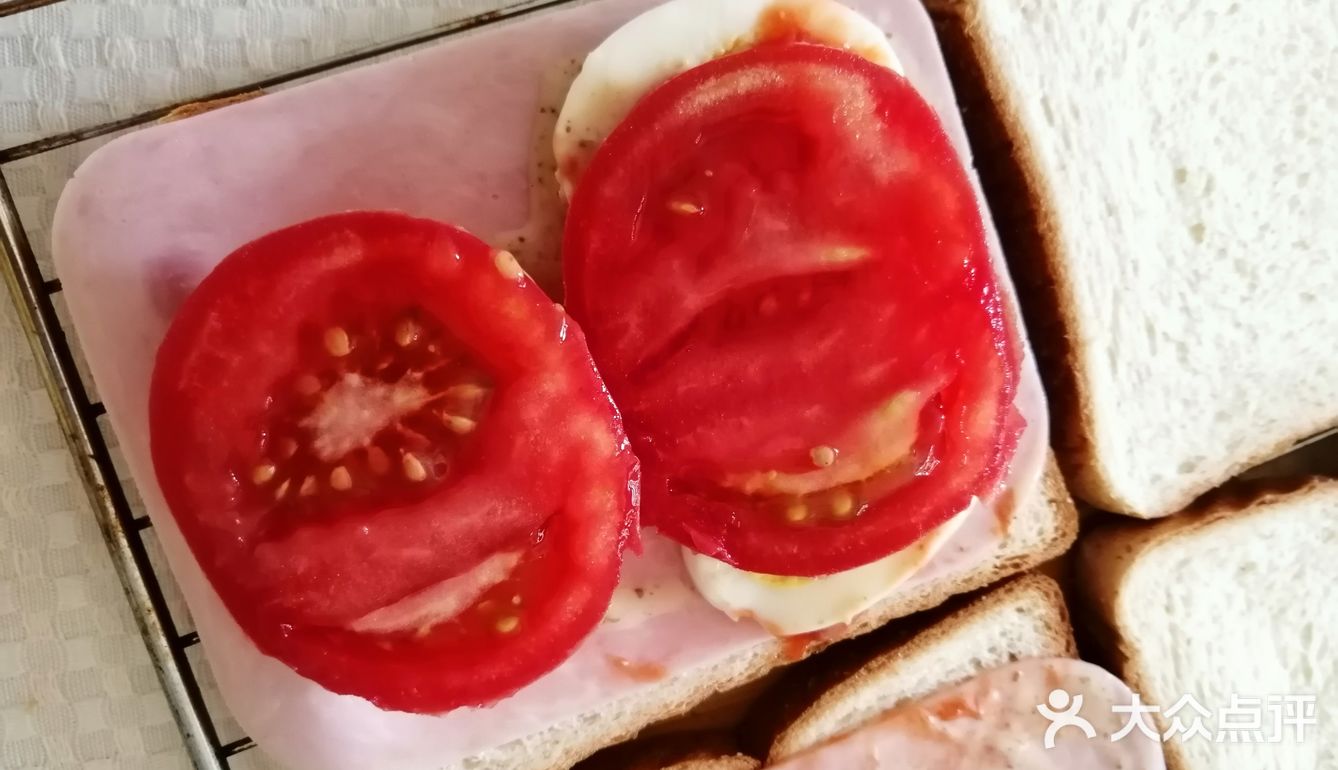 鸡蛋火腿番茄三明治—橙色的初夏早餐