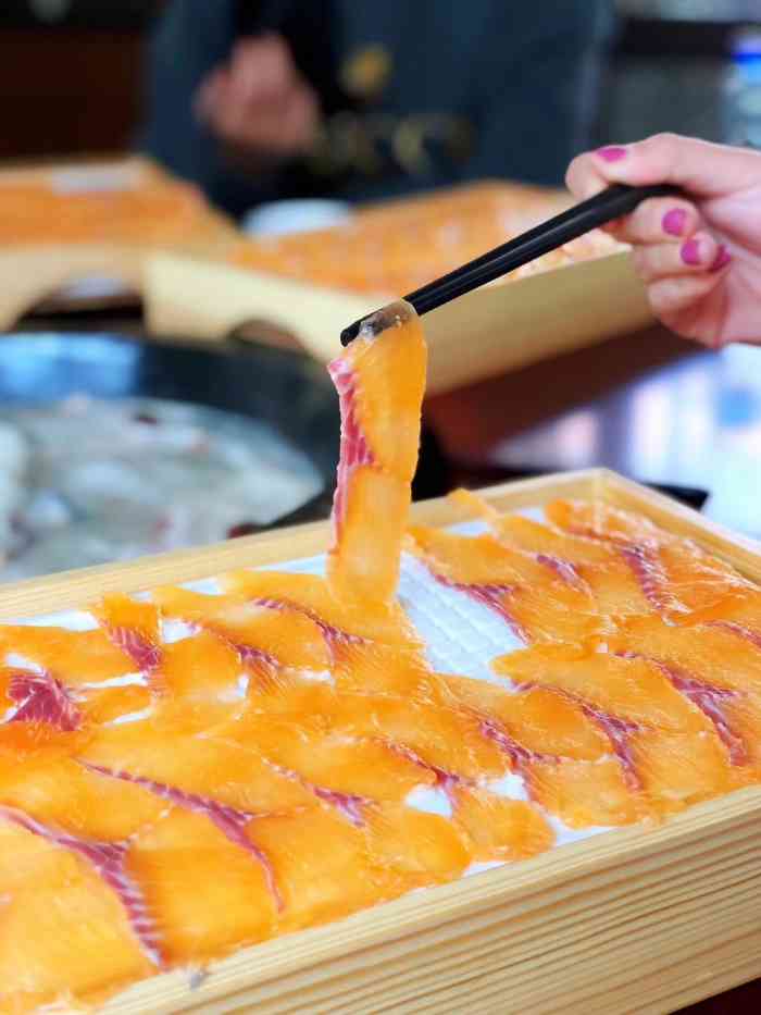 虹鳟鱼村(闸口路店)-"天气特别冷 当然要吃鱼火锅啦～9898 .