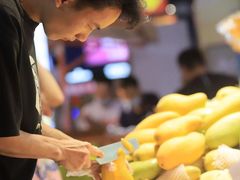 -三亚火车头万人海鲜广场