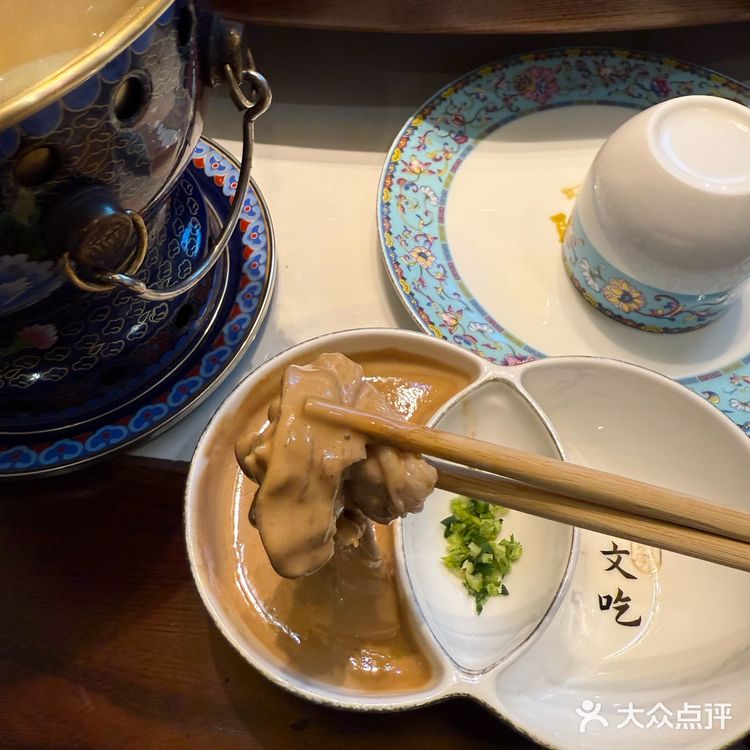 作为北京老字号铜锅涮肉品牌，他家主打传统老北京风味