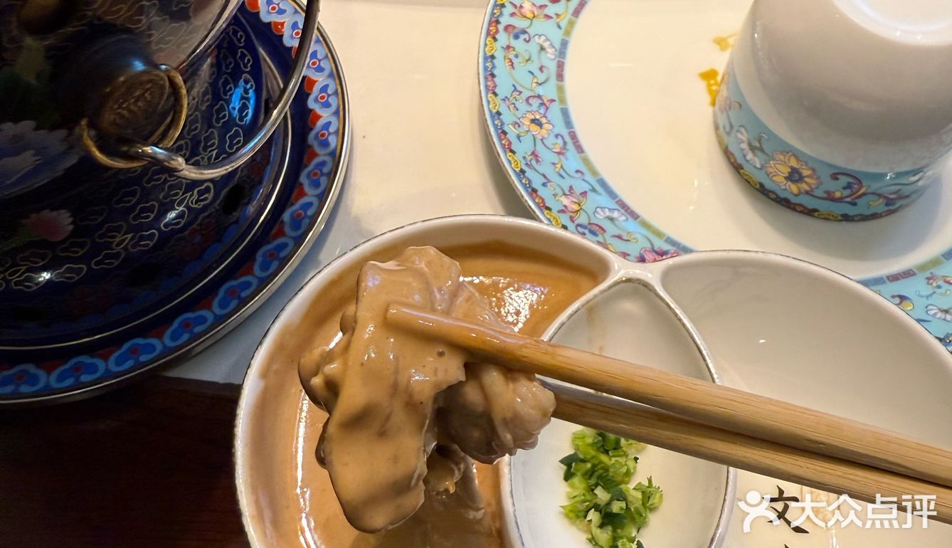 作为北京老字号铜锅涮肉品牌，他家主打传统老北京风味