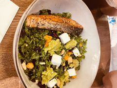 煎三文鱼牛油果色拉配鸡肉-Wagas沃歌斯(富力广场店)