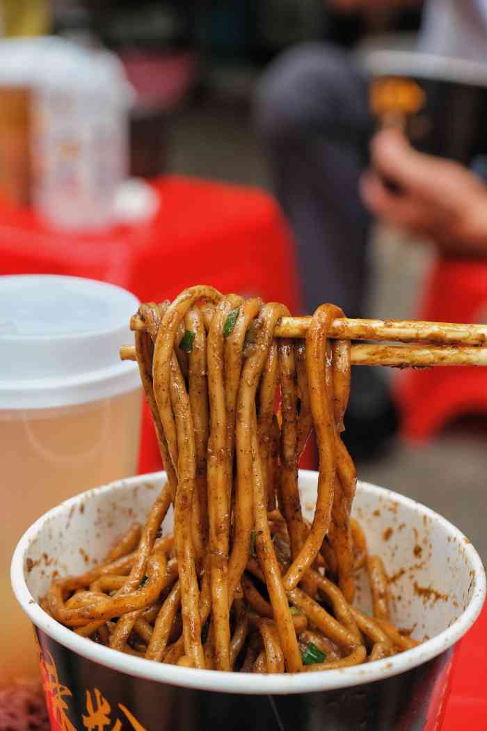 熊腊生热干面馆(宝丰店)-"[薄荷]环境:门口有小桌子 可以自行打.