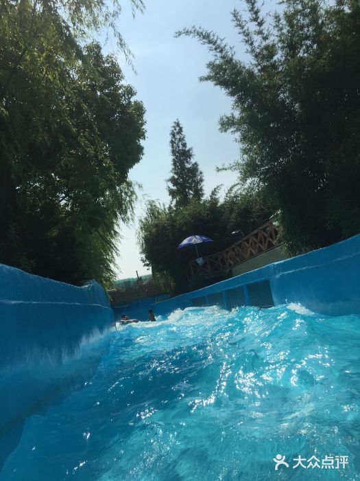 热带风暴水上乐园霹雳河图片