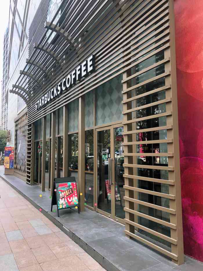 星巴克(巴黎春天长寿路店)-"店面不大,跟闺蜜吃好晚饭,想去喝一杯,真.