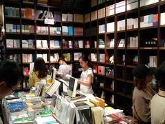 -钟书阁(松江泰晤士小镇店)