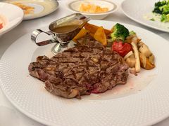 进口眼肉牛扒配红酒-莫斯科餐厅