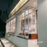 夹脚鞋与鱼子酱