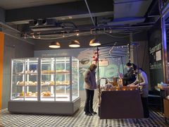 面包甜点陈列柜-sugarman espresso素饮糖人高新咖啡工厂