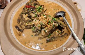 Fish Head Stewed with Freshwater Seafood