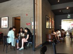 等位区-星巴克(上海虹桥新天地二店)