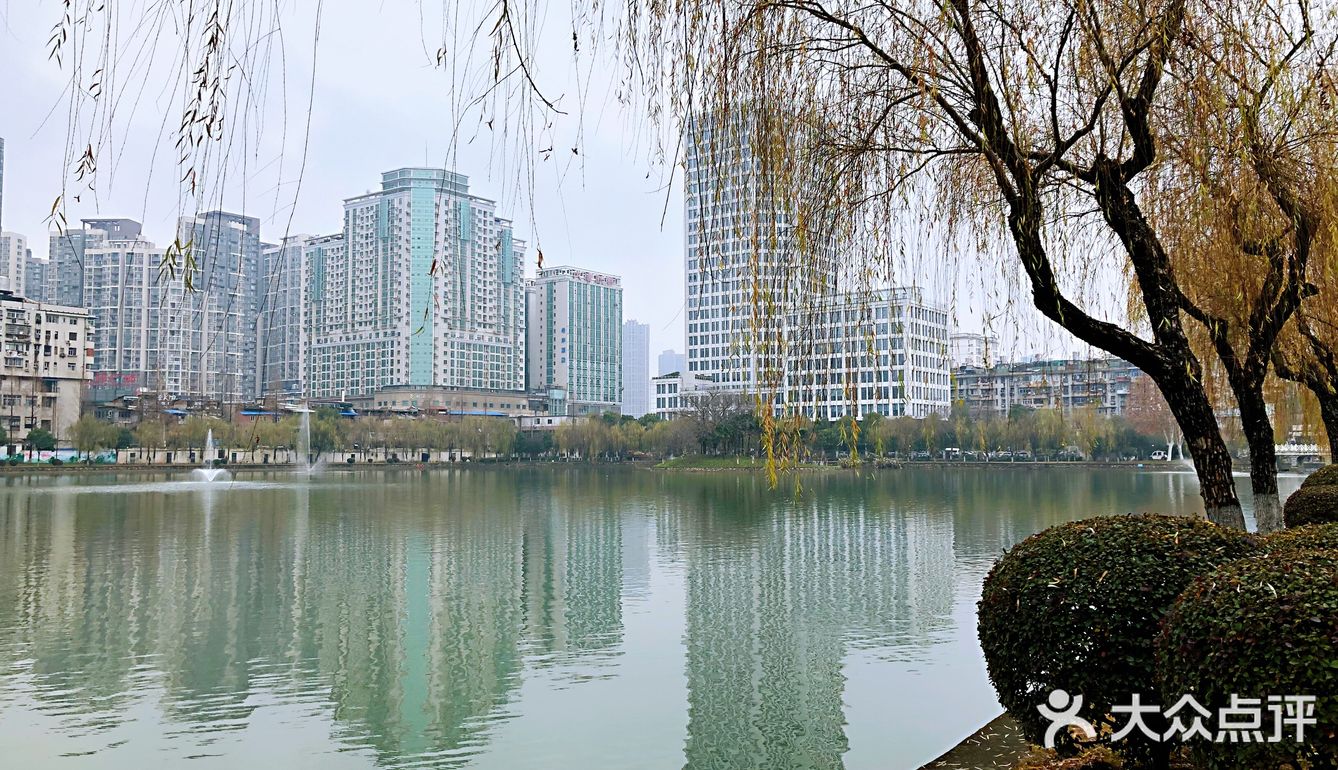 真想穿上跑鞋，沿湖跑几圈