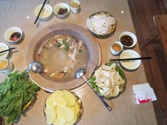 特色石锅鱼-静和鱼庄