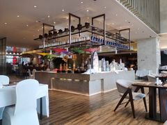 -百灵希尔顿逸林酒店大堂吧