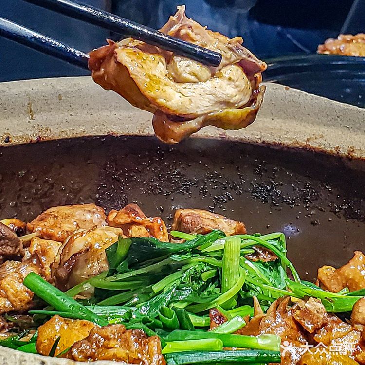 老板‼️来一份热气腾腾的沙姜啫啫鸡煲🥘