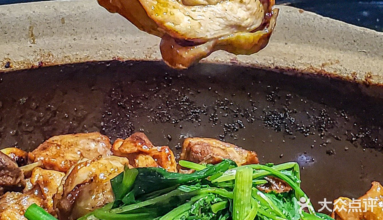 老板‼️来一份热气腾腾的沙姜啫啫鸡煲🥘 