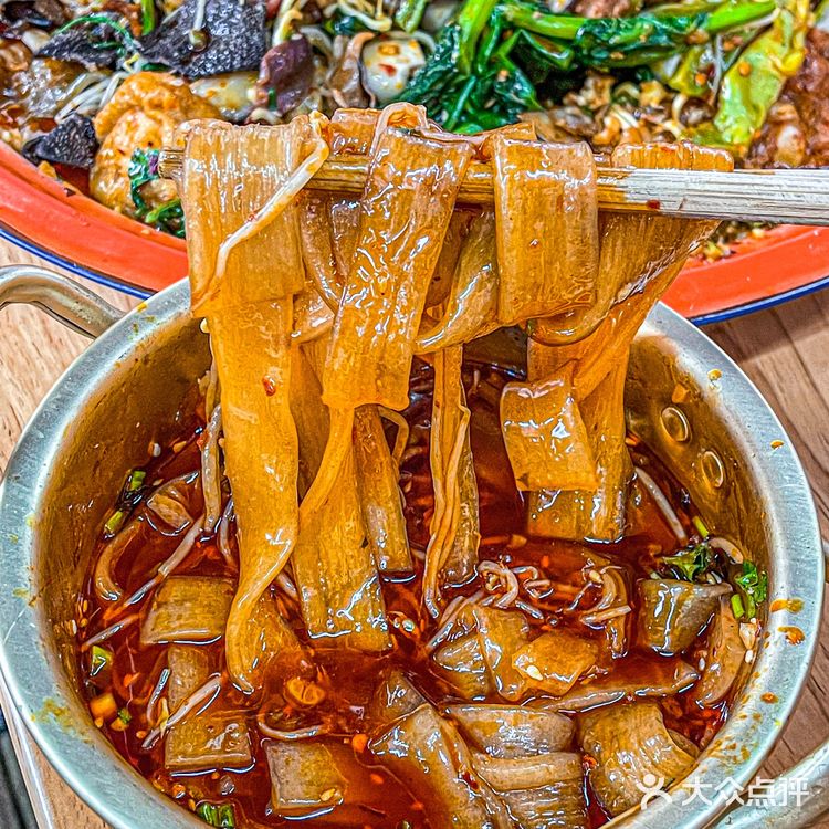 人均30‼️重庆盘盘麻辣烫天花板🔥冒鸭肠无敌