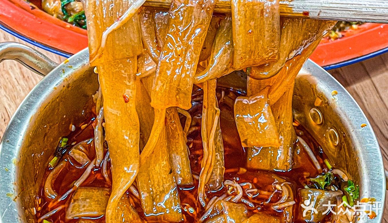 人均30‼️重庆盘盘麻辣烫天花板🔥冒鸭肠无敌