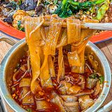 人均30‼️重庆盘盘麻辣烫天花板🔥冒鸭肠无敌