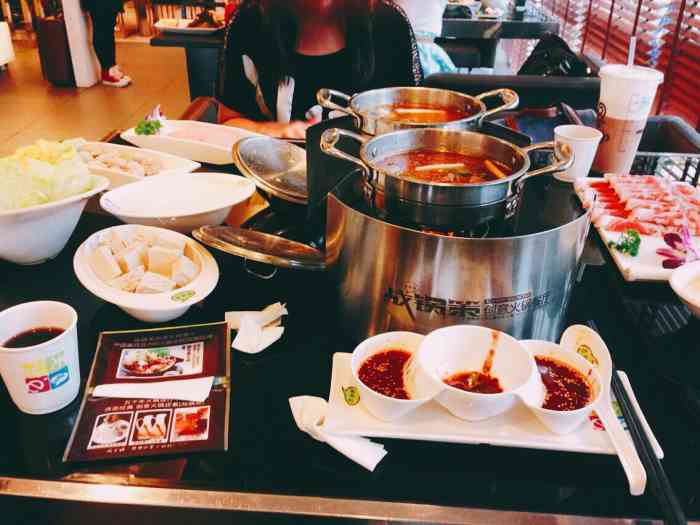 战锅策创意火锅餐厅(印象城店)-"晚上8:30去的,路边的餐厅大多打烊了