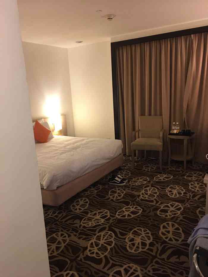 龙腾点数可以直接进没啥人晚上6点开始晚餐品种不多随便吃吃每人可以