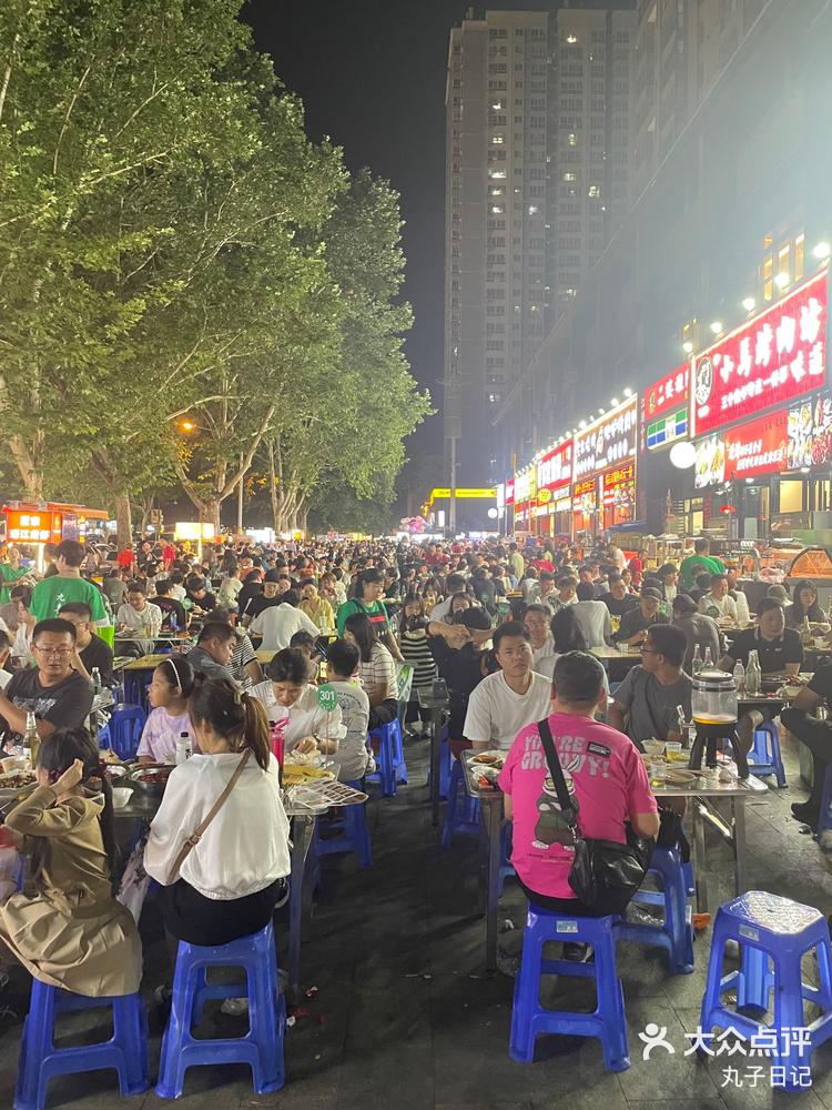 这绝对是西安最火爆的夜市人山人海
