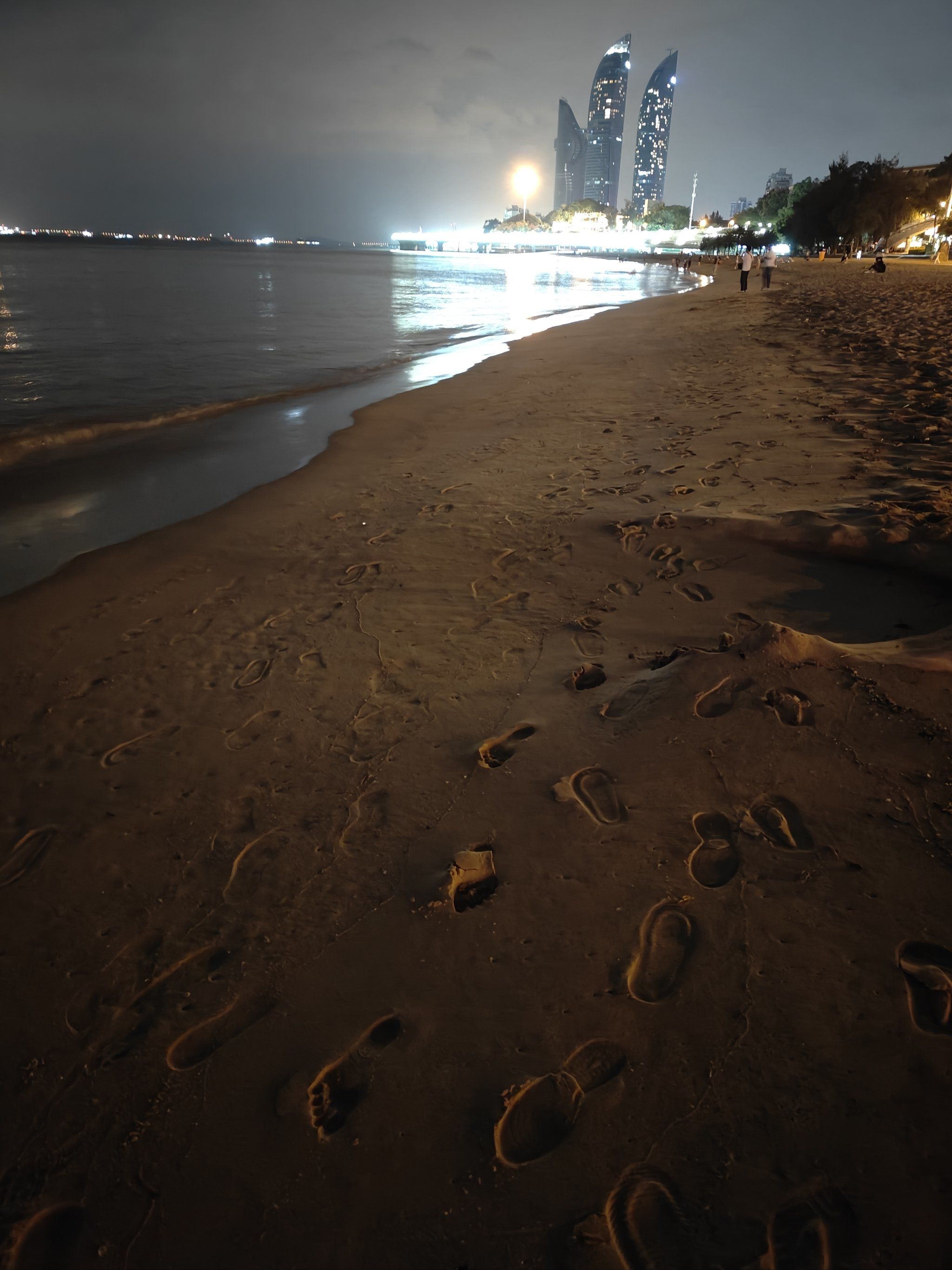 还是能看到海边成群结队的情侣或家庭组织的成员,看来晚上去海边熬夜