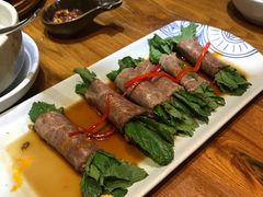 薄荷牛肉卷-云海肴·汽锅鸡·云南代表菜(天津国金汇店)