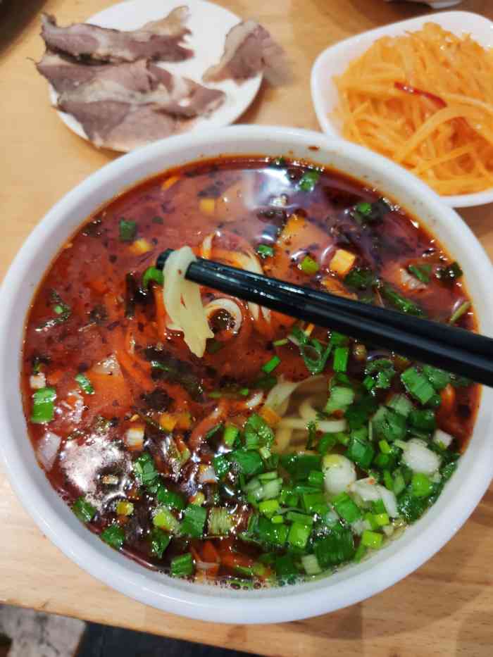 在兰州呆了两天,吃了两顿拉面～第一顿吃的马子禄,第二顿吃的舌尖尖