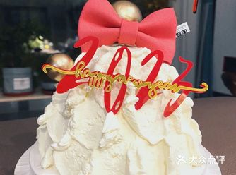鸳鸳家的跨年蛋糕，2023年了……外层奶油很好吃