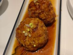 鸭蛋黄狮子头-梅飞酒家(名辉豪庭店)