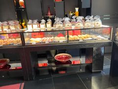 面包甜点陈列柜-Salon de The de Joel Robuchon(外滩18号店)