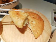 拉丝奶酪饼-百彦蒙古包·碳烤羊排·手抓羊肉(万江首店)