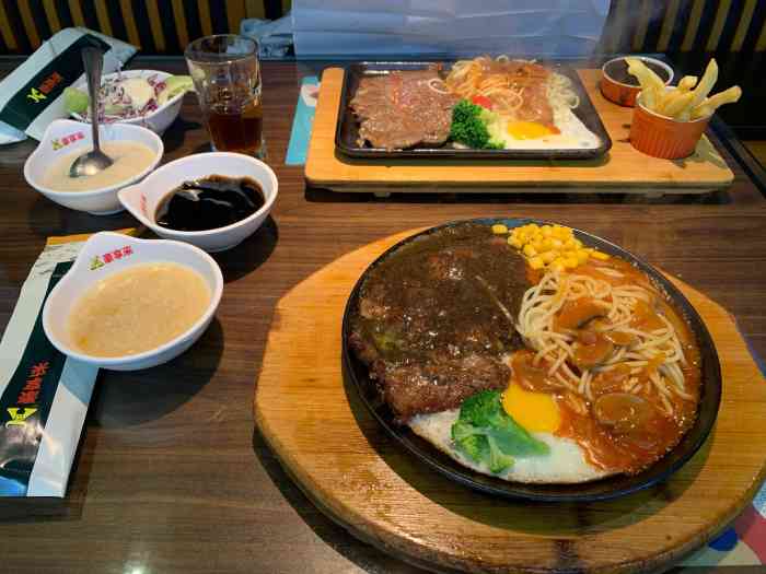豪享来中西餐厅(崮山店)-"进店可能赶在晚饭时间,员工都在吃饭,坐下.