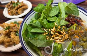 Stir-fried Meat Sauce Rice Noodles with Tender Beef and Pea Shoots
