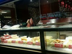 面包甜点陈列柜-四季小馆·地道北京小吃(广百店)