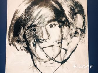 安迪营造的银白色极致自恋低温空间