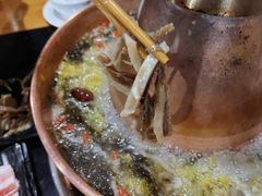 -果松木炭酸菜铜火锅·外婆参鸡汤