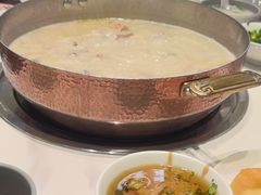 -洪氏嗨捞·广东猪肚鸡·椰子鸡火锅(西咸万象城店)