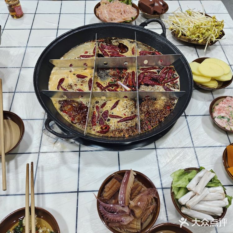 特别是他们家的锅底，真的巨无敌好吃，特别的鲜香麻辣