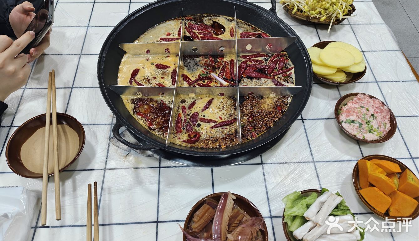 特别是他们家的锅底，真的巨无敌好吃，特别的鲜香麻辣
