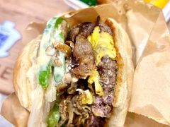 炭烤肥牛牛肉堡-魏斯理汉堡(西安沣东吾悦店)