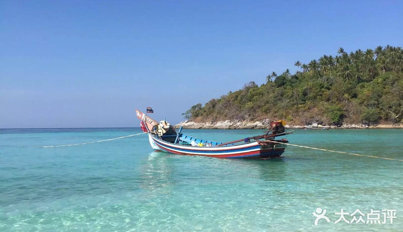 之前去普吉岛玩了一圈，美丽的沙滩，清澈湛蓝深绿的海水
