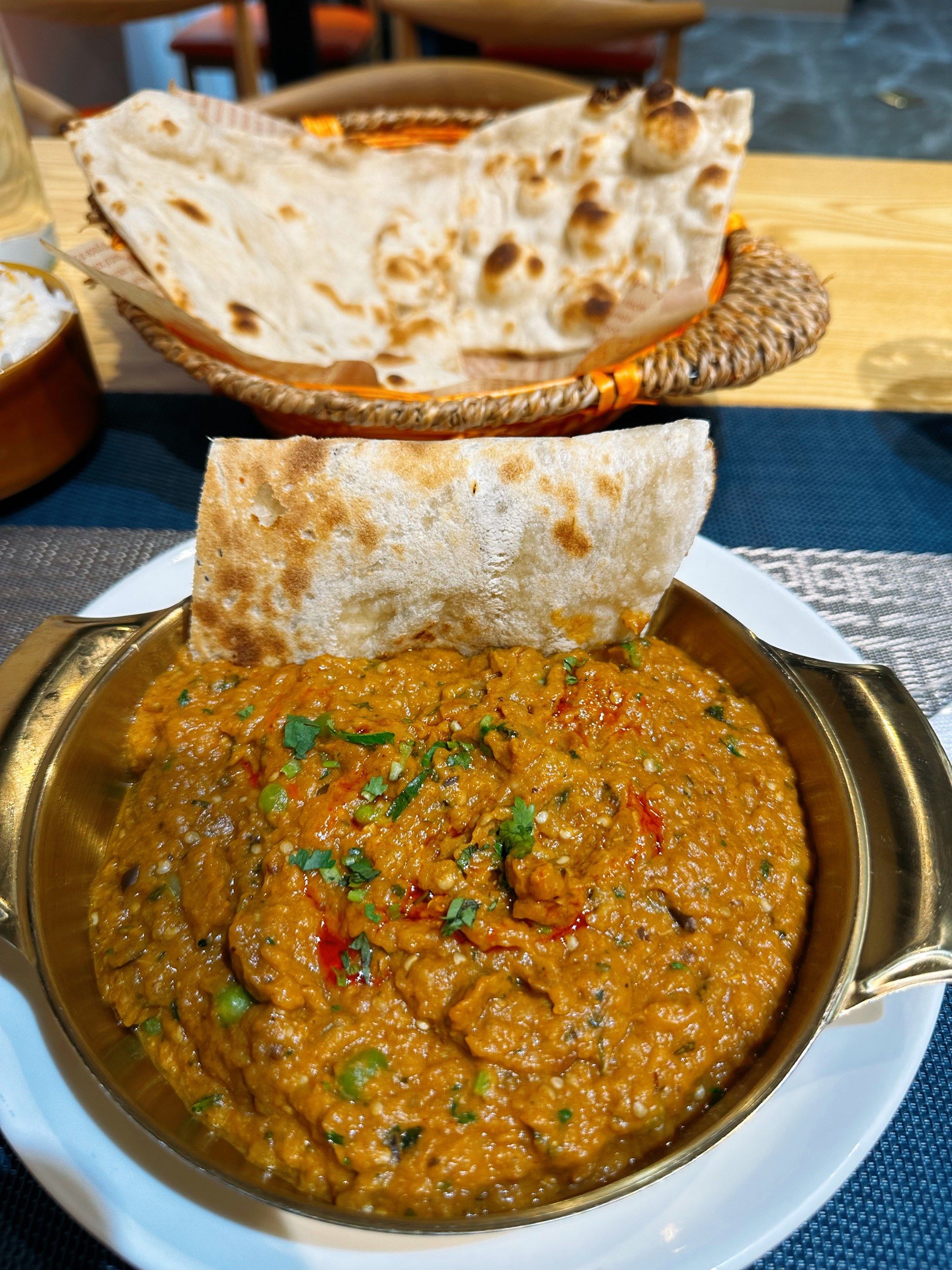 美食广场里,
老板是个热情的印度小伙子
会推荐特色菜
也会询问