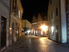 大晚上门口的街道-Krčma Šatlava