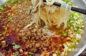 Signature Old-Flavor Pork Sauce Rice Noodles