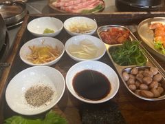 -围炉肉舍•炭烤活鳗•丹东海鲜烤肉(步行街店)